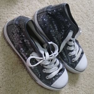 Sz 2 girls youth shoes